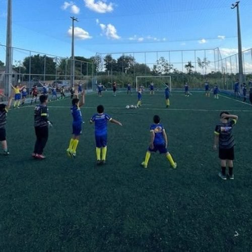 Escolinha de Futebol dá aulas de companheirismo e cidadania com a bola no pé!