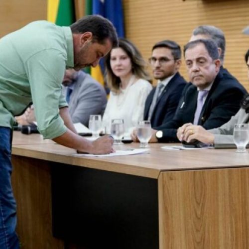 Hildon assina Pacto pela Educação e promete levar programa premiado para todo o Estado