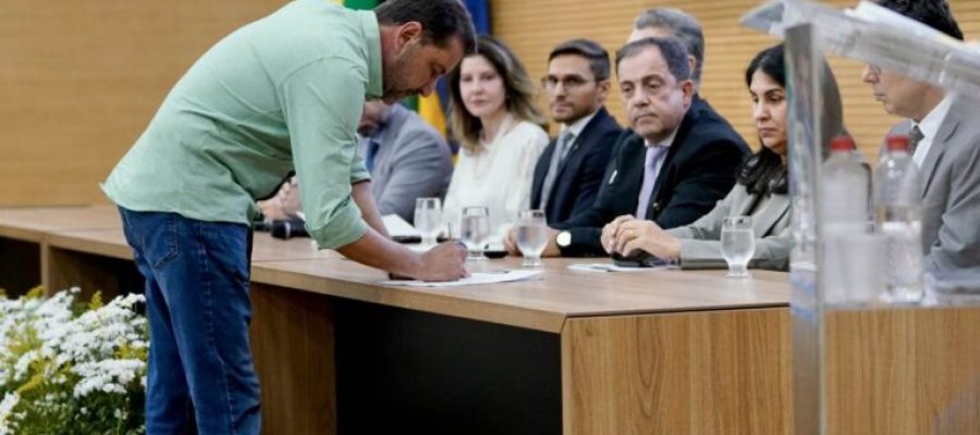 Hildon assina Pacto pela Educação e promete levar programa premiado para todo o Estado