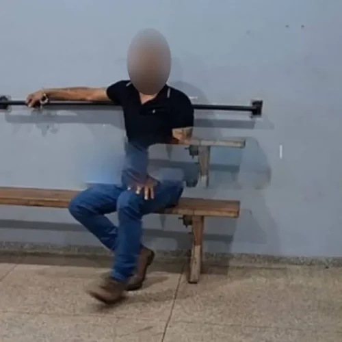 Homem agride companheira na frente de bebê e é preso com mandado de 30 anos em aberto