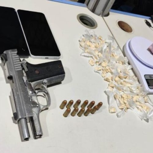 Homem é preso com arma e dezenas de porções de drogas após patrulhamento no Residencial Orgulho do Madeira