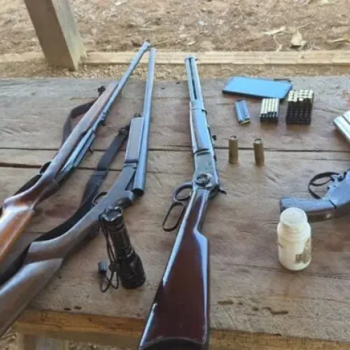 Homem é preso com arsenal em balneário no distrito de Candeias do Jamari