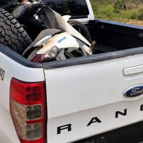 Homem é preso pela Polícia Militar transportando motocicleta furtada na carroceria de caminhonete na BR-429
