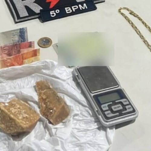 Homem é preso por tráfico de drogas após resistir a abordagem policial na capital