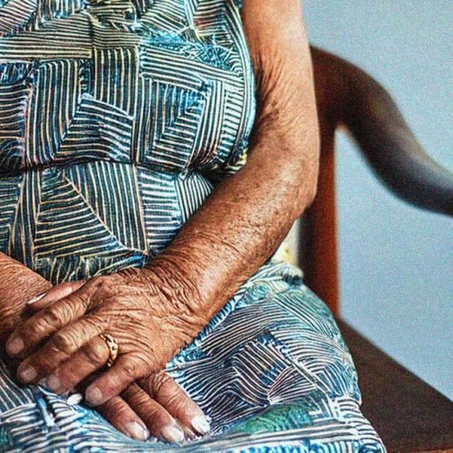 Criminosos amarram e amordaçam idosa de 75 anos durante roubo na zona leste