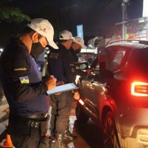 Idosa pede socorro em blitz para não ser morta por namorado de 39 anos