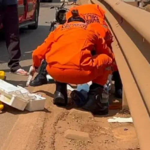 Idoso fica ferido após colisão entre moto e carreta no viaduto do Trevo do Roque