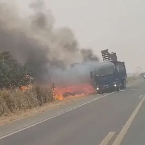 Caminhão boiadeiro pega fogo na BR-364 sentido a Ji-Paraná