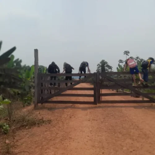 Alunos ribeirinhos de ‘Brasileira’ e ‘Bom Será’, enfrentam obstáculos para chegar à escola.