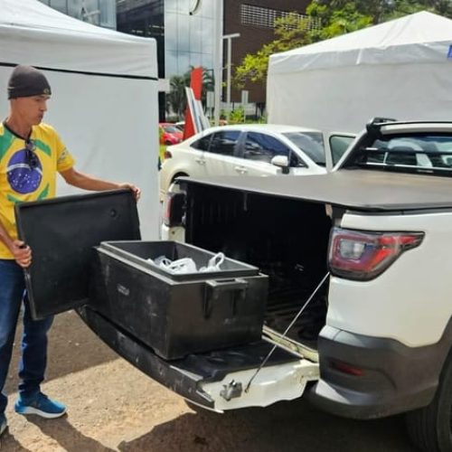 Apoiadores de Bolsonaro rejeitam bolo do Tio da Marmita em frente ao hospital: “Estamos Aqui para Orar”