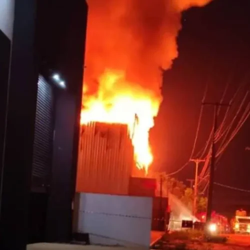 Incêndio de grandes proporções consome empresa em Vilhena