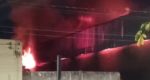 Incêndio de grandes proporções destrói galpão comercial e veículos na Avenida Guaporé em Porto Velho