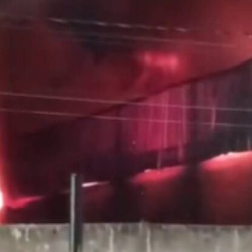 Incêndio de grandes proporções destrói galpão comercial e veículos na Avenida Guaporé em Porto Velho