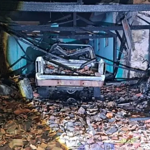 Incêndio destrói garagem e veículos em Cacoal