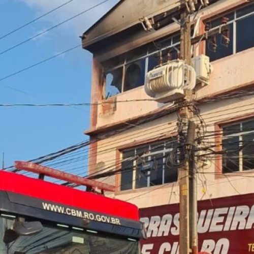 Incêndio em prédio comercial no centro de Porto Velho é atribuído a celular carregando sobre colchão