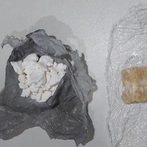 PM APREENDE DROGAS E BALANÇA DE PRECISÃO EM ÁREA CONHECIDA PELO TRÁFICO
