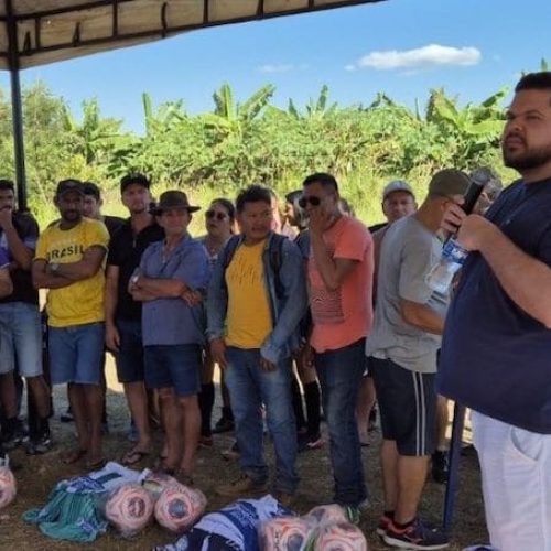 Kits esportivos são entregues no assentamento do Betinho, em Alta Floresta D’Oeste