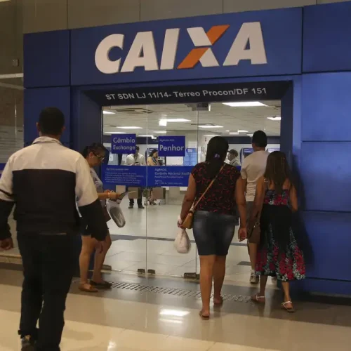 Caixa libera abono salarial para nascidos em maio e junho