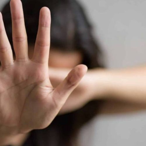 Jovem de 19 anos escapa de tentativa de estupro após ser trancada em carro em Vilhena (RO)