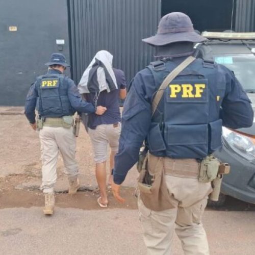 Jovem de 21 anos é preso com maconha e cocaína em táxi na BR-364