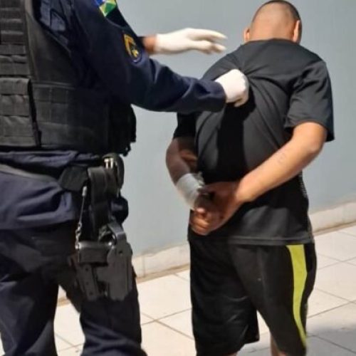 Jovem de 24 anos é detido pela PM após ameaçar a própria avó com faca na capital