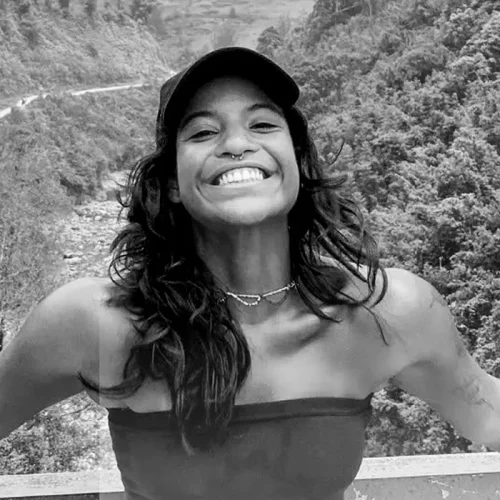 Morre brasileira que caiu em trilha de vulcão na Indonésia