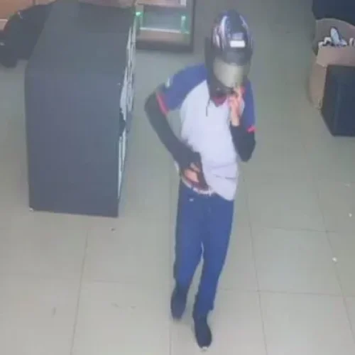 Loja é assaltada por quatro criminosos e moto é abandonada em fuga em Porto Velho