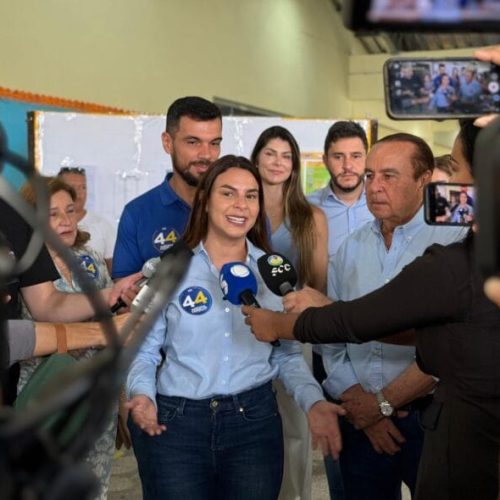 Mariana Carvalho vota na Escola Brasília e mostra confiança em vitória no primeiro turno