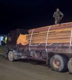 POLÍCIA MILITAR FLAGRA TRANSPORTE IRREGULAR DE MADEIRA EM MACHADINHO D’OESTE