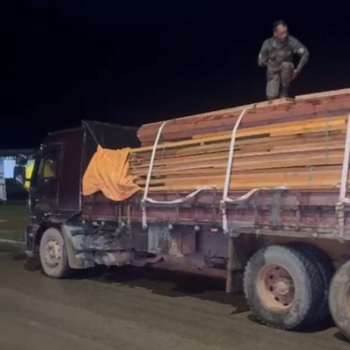 POLÍCIA MILITAR FLAGRA TRANSPORTE IRREGULAR DE MADEIRA EM MACHADINHO D’OESTE