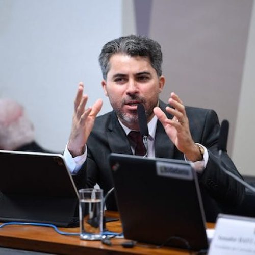 Comissão de Constituição, Justiça e Cidadania (CCJ) realiza reunião com 6 itens. Entre eles, o PL 410/2022, que altera a Lei nº 9.503, de 23 de setembro de 1997 (Código de Trânsito Brasileiro), para disciplinar as modificações e as adequações destinadas ao uso não convencional dos veículos.Em pronunciamento, à mesa, vice-presidente da CCJ, senador Marcos Rogério (PL-RO).Foto: Edilson Rodrigues/Agência Senado