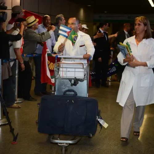 Associação de médicos cubanos repudia ação dos EUA contra Mais Médicos