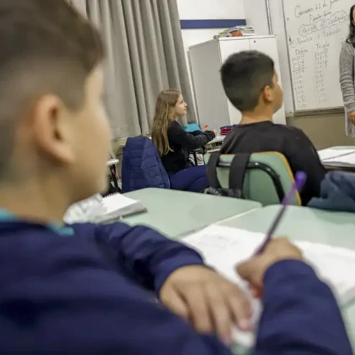 Professor brasileiro perde 21% do tempo de aula para manter disciplina
