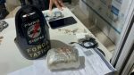 Motoboy fura sinal vermelho, quase bate em viatura e acaba preso com meio quilo de maconha