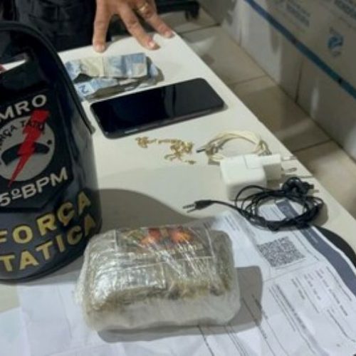 Motoboy fura sinal vermelho, quase bate em viatura e acaba preso com meio quilo de maconha