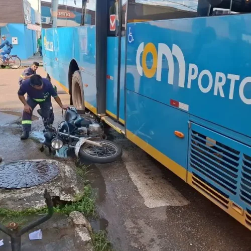 Motocicleta fica embaixo de ônibus após colisão na zona leste de Porto Velho