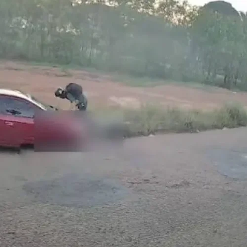Motociclista é arremessado em violenta colisão no bairro Aeroclube em Porto Velho