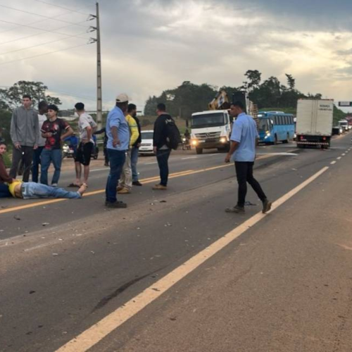 Motociclista fica em estado grave após colisão frontal e incêndio na BR 364