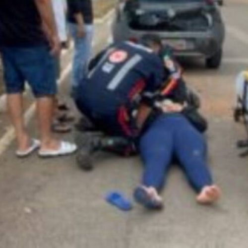 Motociclista fica ferida após colisão traseira em carro na Avenida Rio de Janeiro em Porto Velho