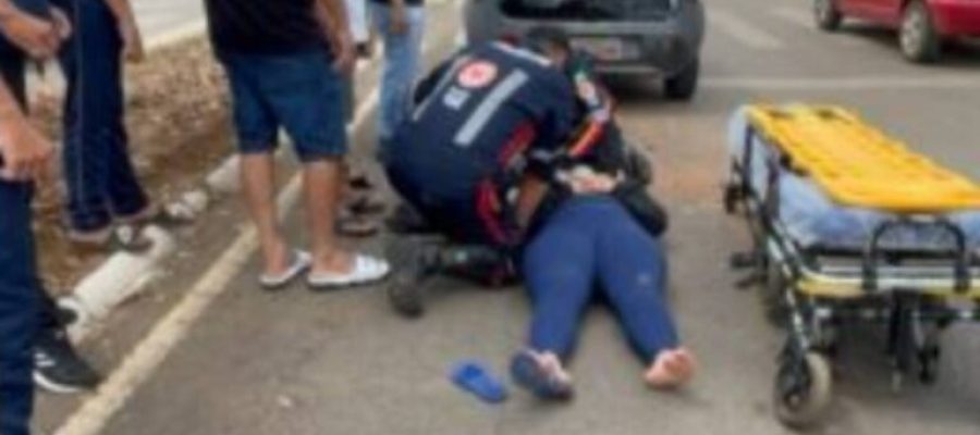 Motociclista fica ferida após colisão traseira em carro na Avenida Rio de Janeiro em Porto Velho