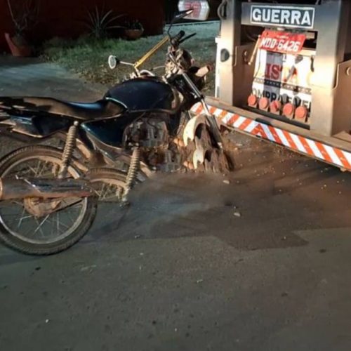Motociclista fica ferido após colidir contra carreta estacionada em Ji-Paraná