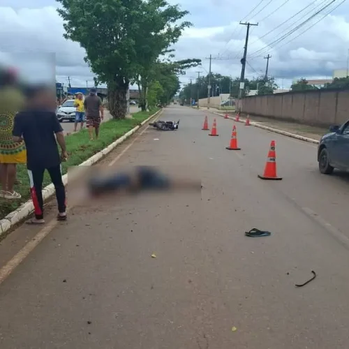 Motociclista morre após perder o controle e bater em meio-fio
