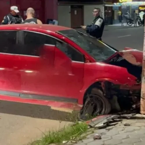 Motorista fica ferido após colidir carro contra poste de iluminação em Porto Velho