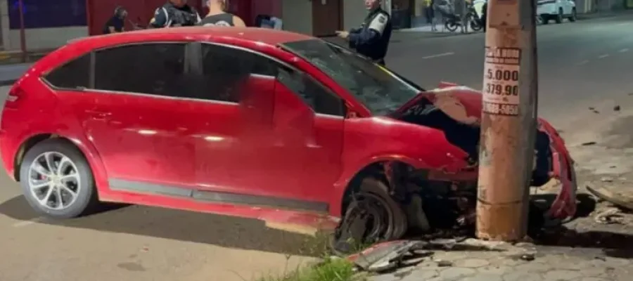 Motorista fica ferido após colidir carro contra poste de iluminação em Porto Velho