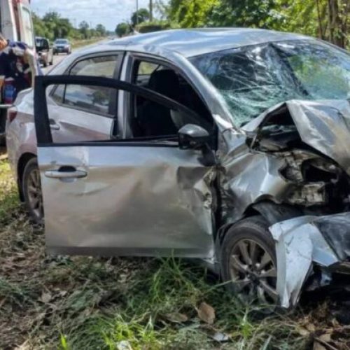 Motorista fica gravemente ferido após perder o controle e colidir contra árvore em RO