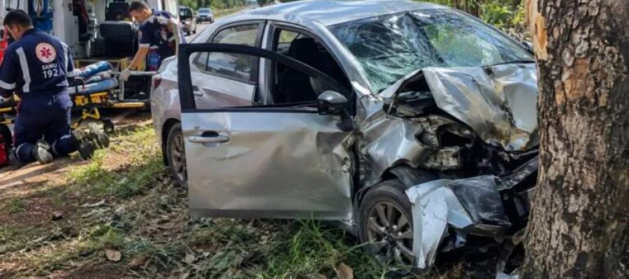 Motorista fica gravemente ferido após perder o controle e colidir contra árvore em RO