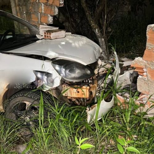 Motorista joga carro contra muro após discussão com namorada no Dom Bosco