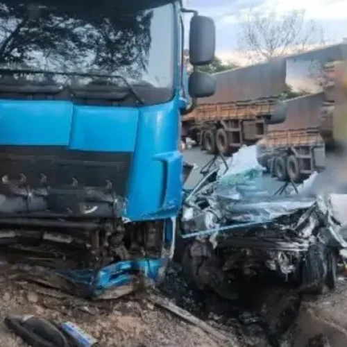 Motorista morre após colisão frontal entre carro e caminhonete na BR-364