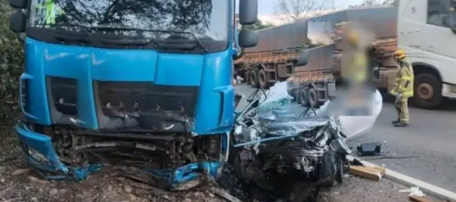 Motorista morre após colisão frontal entre carro e caminhonete na BR-364