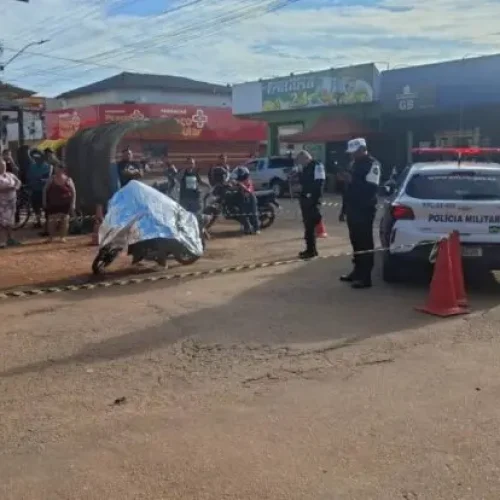 Mulher morre após passar mal e deitar sobre painel de moto em cruzamento no bairro JK em Porto Velho